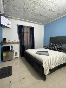 a bedroom with a bed and a tv in it at Suite De Descanso En Urbanización Residencial FRENTE AL AEROPUERTO in Maiquetia