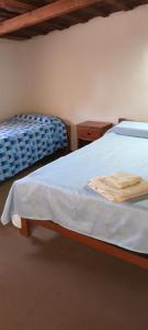 a bedroom with two beds with white sheets at Posada La Maison D Agustine in Colón