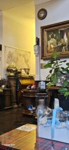 ein Wohnzimmer mit einem Tisch und einer Uhr an der Wand in der Unterkunft The Castle Stay in Chuncheon