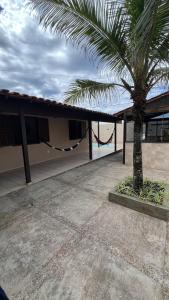 a palm tree sitting next to a building at Casarão do Mar in Cabo Frio