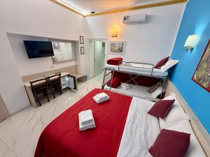 ein Schlafzimmer mit einem rot-weißen Bett und einem Fernseher in der Unterkunft Relax ON 247 in Rom