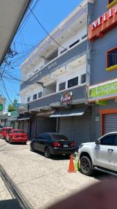 a group of cars parked in front of a building at Apartamentos El Trebol in Comayagua