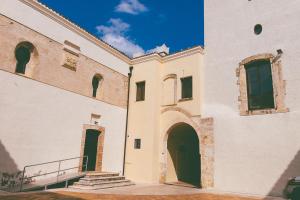 a building with a door and an arch way at Casa Vacanza Piazza Gramsci 1 in Scanzano