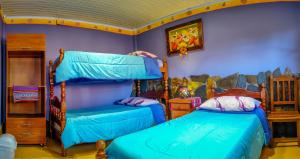 two bunk beds in a room with purple walls at Hostel Copacabana La Quiaca in La Quiaca
