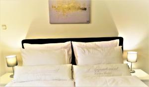 Postel nebo postele na pokoji v ubytování Old Town Square Superior Apartments - Valentin