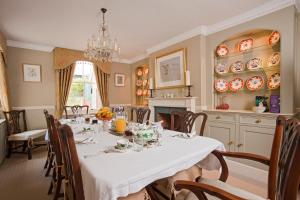 une personne assise à une table dans une salle à manger dans l'établissement Rookwood Farmhouse B&B, à Newbury