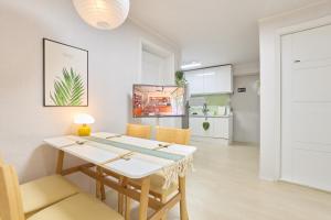 Kitchen o kitchenette sa NEW Sinchon 5min, 3ROOM, near Hongdae,DDP, Seongsu 20min, Free K-snacks, WIFI, OTT