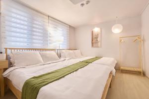 Kama o mga kama sa kuwarto sa NEW Sinchon 5min, 3ROOM, near Hongdae,DDP, Seongsu 20min, Free K-snacks, WIFI, OTT