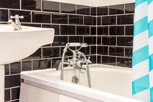 Phòng tắm tại Linslade Apartment - for Groups and Contractors +25 ảnh