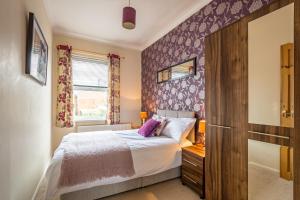 Giường trong phòng chung tại Linslade Apartment - for Groups and Contractors