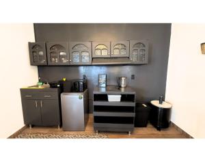 a kitchen with a stove and a counter top at HOMSTY Escondite chido de Texmelucan in San Martín Texmelucan de Labastida +26 photos