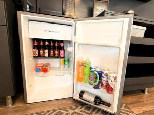 an open refrigerator filled with drinks and soda at HOMSTY Escondite chido de Texmelucan in San Martín Texmelucan de Labastida