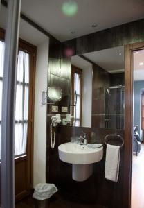 
A bathroom at Hotel Alfonso IX
