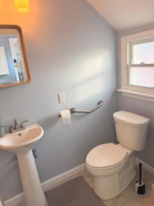 a bathroom with a toilet and a sink at Ocean View Cozy Stay 4 in Hull