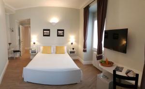 Un pat sau paturi într-o cameră la Roman Suite Guest House