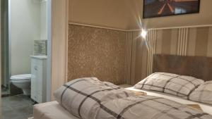 Ένα ή περισσότερα κρεβάτια σε δωμάτιο στο Downtown Skadarlija +2 φωτογραφίες