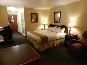 Кровать или кровати в номере Luxury Inn & Suites Troy
