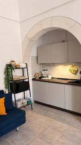 a kitchen with an archway in the middle of a room at Lumia - Casa Vacanze in Martina Franca +34 photos