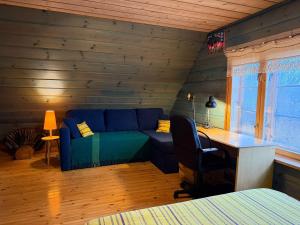 a room with a couch and a desk in a room at Pitsinina Log House in Kaugatuma
