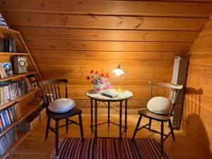 a room with two chairs and a table in a cabin at Pitsinina Log House in Kaugatuma