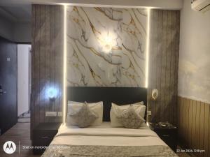 a bedroom with a large bed with lights on it at Krishna Kunj Resort in Chhatikara
