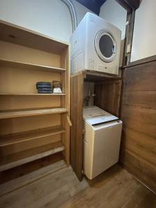 a small kitchen with a refrigerator and a microwave at こちの宿 in Yamaga