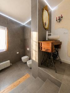 a bathroom with a sink and a toilet and a mirror at Villa Venezia Apartment in Dolo +27 photos