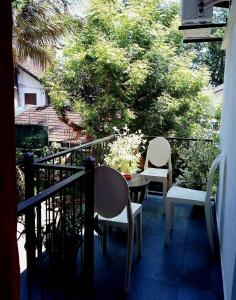 two chairs and a table on a balcony at Thambili lk in Colombo