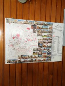 um mapa está pendurado numa parede de madeira em New Caspian Hotel em Ipoh