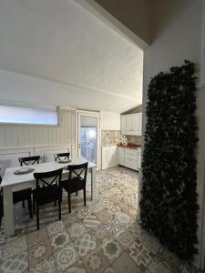 a kitchen and dining room with a table and chairs at Il giardino segreto in Taranto