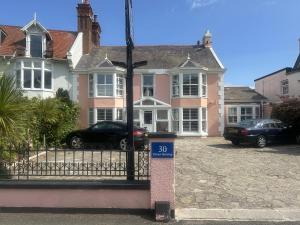 a street sign in front of a house at Potters Mooring Guest House in Teignmouth