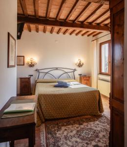 a bedroom with a bed and a wooden ceiling at Hotel La Fonte Del Cerro in Saturnia