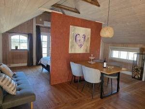 a living room with a table and a bed at Norra Vilan - Hagalund in Kopparberg