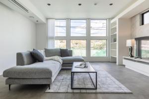 a living room with a couch and a coffee table at Charm Roger Luxury Room 2 in Kamakura