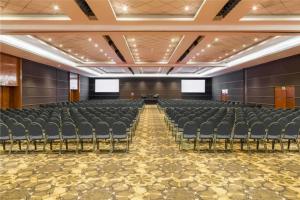 een lege zaal met stoelen en schermen erin bij Sheraton Asuncion Hotel in Asuncion +41 foto's