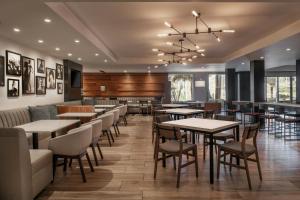 a restaurant with tables and chairs and a bar at Four Points by Sheraton Los Angeles Westside in Los Angeles