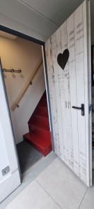 a stairway with a heart painted on the wall at Aux Passagers de la Baie 2 Maison 3 Etoiles 2 couchages Terrasse Proche Mer Crotoy in Le Crotoy