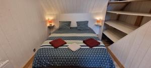 a pair of beds in a small room at Aux Passagers de la Baie 2 Maison 3 Etoiles 2 couchages Terrasse Proche Mer Crotoy in Le Crotoy
