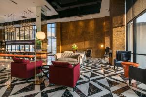 Ein Sitzbereich in der Unterkunft Luminor Hotel Pecenongan Jakarta By WH