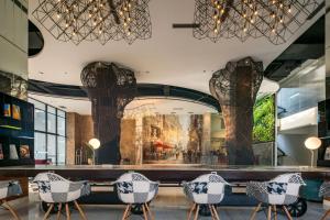 Ein Sitzbereich in der Unterkunft Luminor Hotel Pecenongan Jakarta By WH