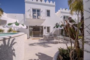 a white house with a swimming pool and a patio at Lussi Capri in Anacapri