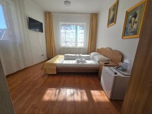 a bedroom with a bed and a window in it at Pensiune Supca in Râmnicu Vâlcea