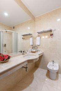 een badkamer met een wastafel en een toilet bij Club Hotel Corona in Kazan