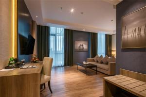 Ein Sitzbereich in der Unterkunft Luminor Hotel Pecenongan Jakarta By WH