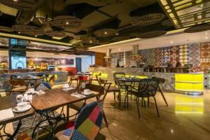 Ein Restaurant oder anderes Speiselokal in der Unterkunft Luminor Hotel Pecenongan Jakarta By WH 