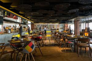 Ein Restaurant oder anderes Speiselokal in der Unterkunft Luminor Hotel Pecenongan Jakarta By WH 