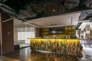 Ein Sitzbereich in der Unterkunft Luminor Hotel Pecenongan Jakarta By WH