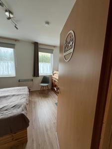 a bedroom with a bed and a wall with a sticker on it at Appartement Ruhe mit zwei Schlafzimmern in Enkirch