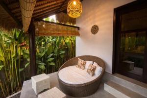 a bed in a room with a large aquarium at The Kubu Sidemen in Silebeng