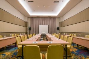 Der Geschäftsbereich oder Konferenzraum in der Unterkunft Luminor Hotel Pecenongan Jakarta By WH